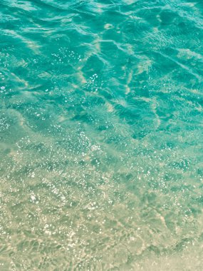 Yüzey saydam mavi deniz suyu.