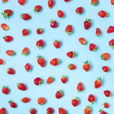 Mavi arkaplanda taze çilek deseni.