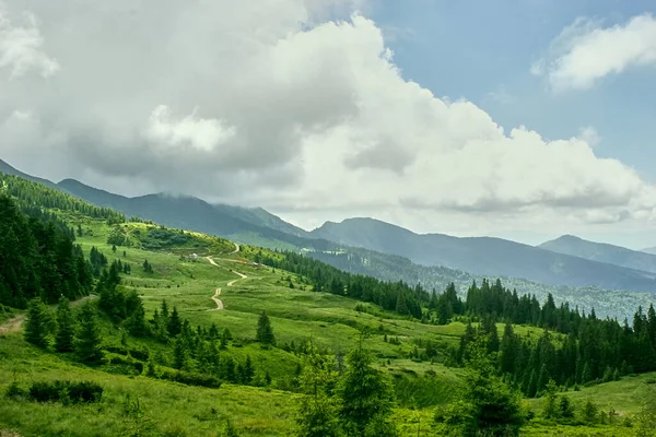 Karpat dağlarında bulutlu gökyüzü ile yaz manzarası. Carpathian, Ukrayna, Avrupa.