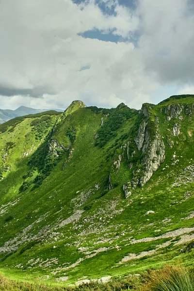 Καλοκαιρινό Τοπίο Στα Καρπάθια Βουνά Συννεφιασμένο Ουρανό Καρπάθια Ουκρανία Ευρώπη — Φωτογραφία Αρχείου