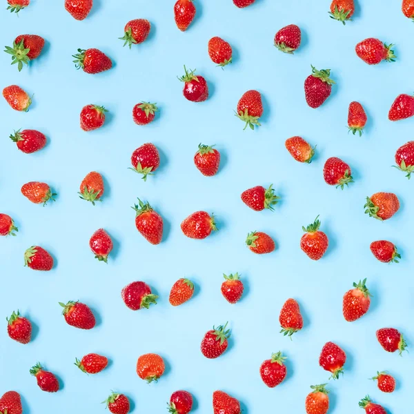 Mavi arkaplanda taze çilek deseni.