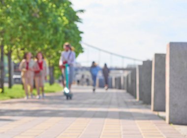 Gündüz vakti bulanık şehir manzarası. Toprakta dikkatsiz insanlar.