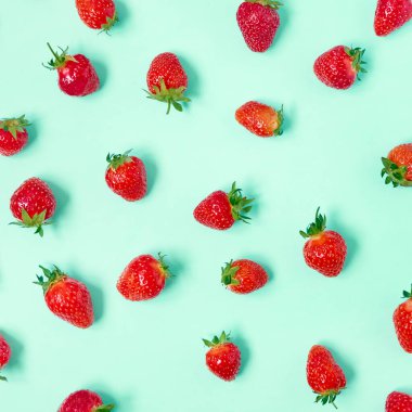 Turkuaz arka planda taze çilek deseni.