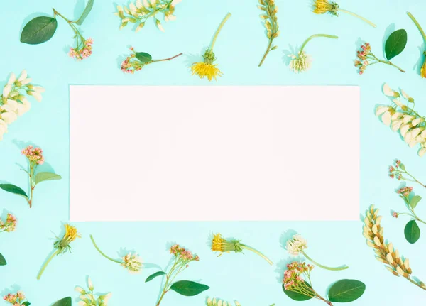 Λευκό Χαρτί Λουλούδια Μπλε Φόντο Επίπεδη Lay Αντίγραφο Χώρου Πάνω — Φωτογραφία Αρχείου