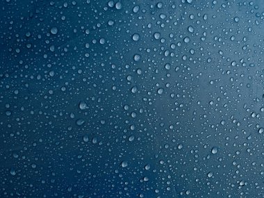 Su geçirmez zar kumaşına su damlıyor. Çadırda sabah çiği.