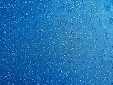 Su geçirmez zar kumaşına su damlıyor. Çadırda sabah çiği.