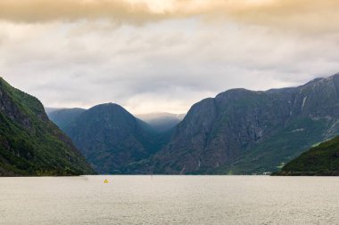 Fiyort ve kayaların manzarası.