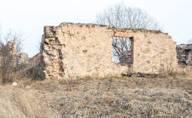 Taş evden yıkılmış eski duvarın bir parçası.