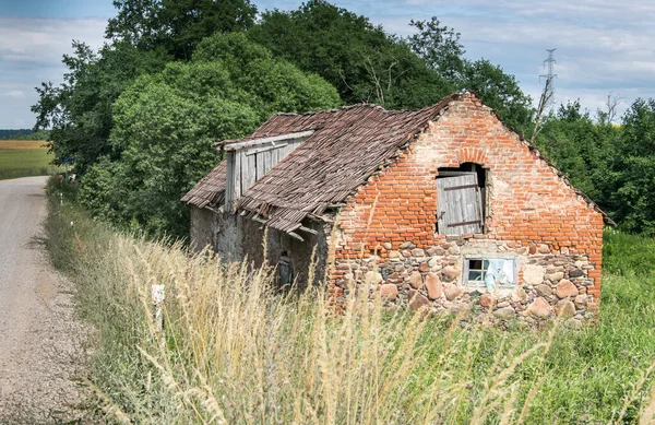 ラトビアの石と赤レンガの瓦屋根と古い崩壊納屋 — ストック写真