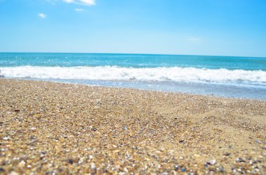 Parlak deniz maliyet ve kum plaj