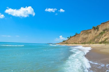 Güneşli bir günde parlak kayalık sahil