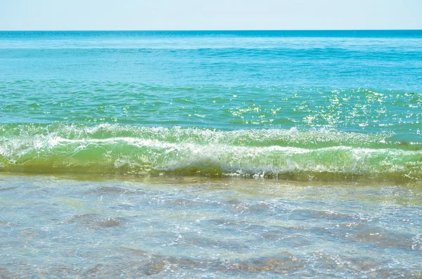 Красочные волны катятся к берегу — стоковое фото