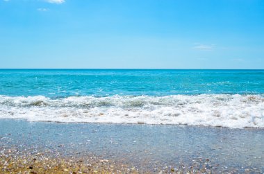 Renkli kumlu plaj ve parlak deniz kıyısı