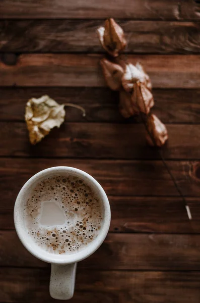 Молочный Кофе Сухие Осенние Листья Темном Деревянном Фоне Вид Сверху — стоковое фото