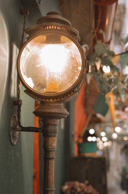 Dar Avrupa caddesinde parlak bir fener. Harry Potter dünyasından antik sokak lambası 