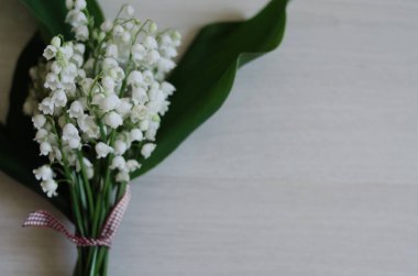 Vadideki zambak kokulu bahar çiçekleri. Ahşap arka planda güzel bir Nisan buketi