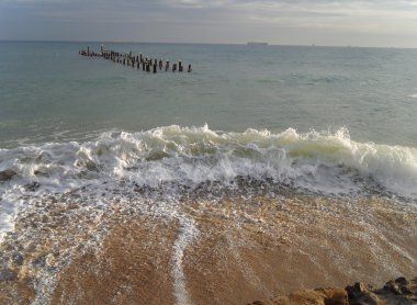 Deniz dalgası geri çekiliyor ve iskeleyi yok etti