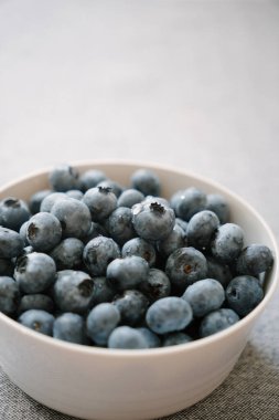 Tabak dolusu taze, olgun yabanmersini yakından çekilmiş. Tatlı böğürtlen, sağlıklı tatlı. Yaz meyveleri masada. Doğal vitamin kaynağı, sağlıklı beslenme.