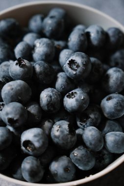 Olgun taze böğürtlenleri bir damla suyla kaplayın. Tatlı böğürtlen makarnası tabakta. Masada bir sürü yaz meyvesi var. Doğal vitamin kaynağı, sağlıklı beslenme.
