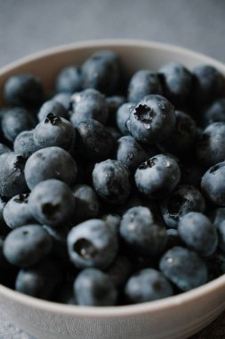 Taze olgun böğürtlenler tabakta. Kapatın. Bir damla suyla kaplı tatlı böğürtlen. Masada bir sürü yaz meyvesi var. Doğal vitamin kaynağı, sağlıklı beslenme.