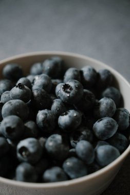Olgun böğürtlenler su damlalarıyla kaplı, yukarıdaki boşluğu kopyala. Tabakta taze İskandinav çilekleri var. Masada bir sürü yaz meyvesi var. Doğal vitamin kaynağı, sağlıklı beslenme.