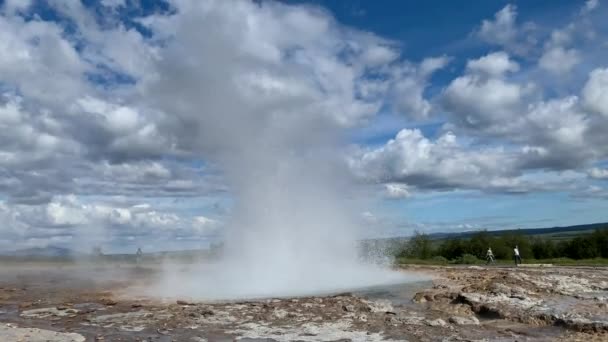 Erupción Las Aguas Termales Geotérmicas Stokkur Geyser Valle Haukadalur Islandia — Vídeo de stock