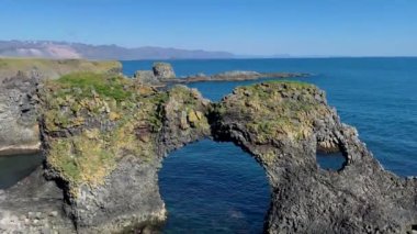 Gatklettur - Arnarstapi ve Hellnar, Snaefellsnes Yarımadası, İzlanda arasındaki ünlü Arch Rock doğal şekilli taş