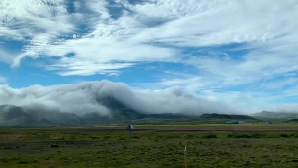Viajando Través Islandia Montañas Cercanas Niebla — Vídeos de Stock