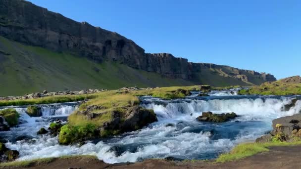 Uma Paisagem Fluvial Limpa Com Cascatas Pequenas Cachoeiras Desfiladeiro Rochoso — Vídeo de Stock