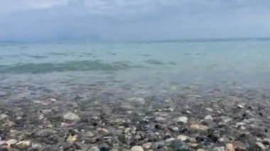 Cannes yakınlarında, Fransa, Azure kıyılarına deniz dalgaları çarpıyor.