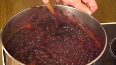 Yemek pişirme, karıştırma ve yoğurma Aronia bir tencerede (Melanocarpa)