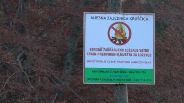  Dışarıda ateş yakmak kesinlikle yasaktır. Yanmak için tasarlanan yerler, masa üzerinde iskripsiyon.
