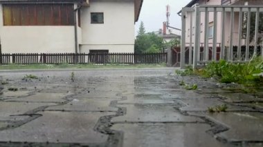 Caddeye fırtına yağmuru yağıyor. 