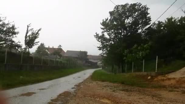 暴雨落在沥青路面上 从车窗射出 — 图库视频影像