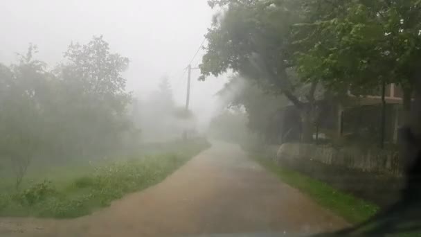 暴雨落在沥青路面上 从车上射下来 — 图库视频影像