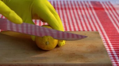 Dışarıdaki masada limon kesiyorum.