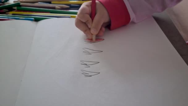 Маленька Дитина Малює Папері Олівцем — стокове відео