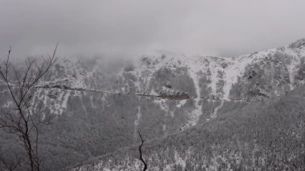 Paisaje Montaña Invierno Con Camino Empinado — Vídeos de Stock