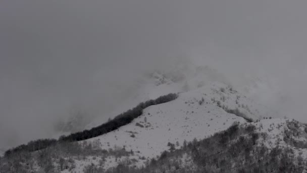 Bergslandskap Vinter Och Dimma Snö — Stockvideo