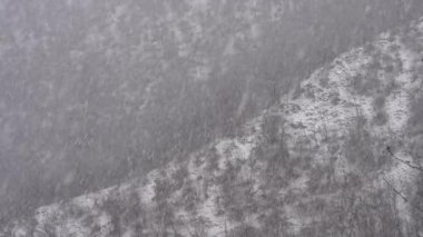 Kışın dağ manzarası ve güçlü kar