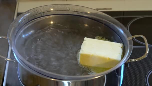 Масло Тает Над Кипящей Водой Мртала — стоковое видео
