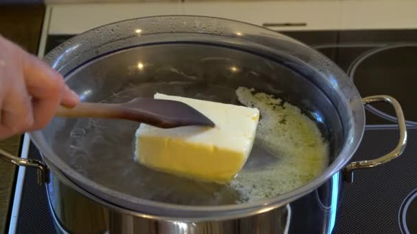 黄油在沸水上融化 无金属 — 图库视频影像