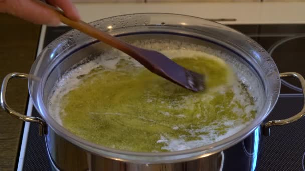 用不含金属的沸水搅拌融化的黄油 — 图库视频影像