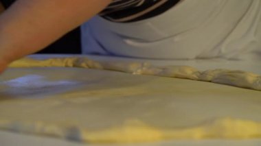 Peyniri gerilmiş Phyllo 'ya sarmak