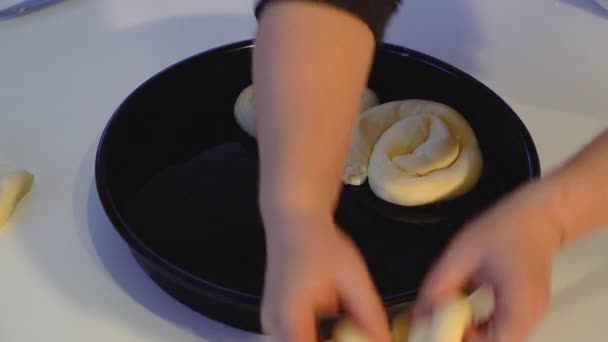 把卷饼放在圆烤盘里 — 图库视频影像
