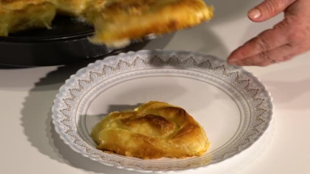 Σερβίρισμα Ψημένο Τυρί Twister Pies Στο Τραπέζι — Αρχείο Βίντεο
