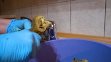 Kavrulmuş patlıcanı küçük parçalara ayırmak.