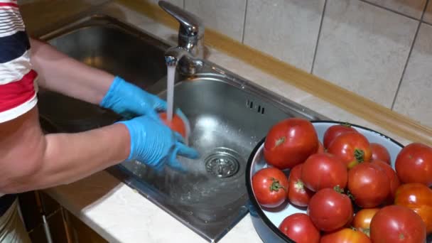 Lavagem Tomates Água Corrente — Vídeo de Stock