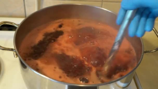ヨーロッパのコーンフルーツのジュースを鍋で調理する コルナスマス — ストック動画