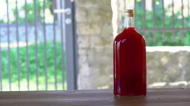 Европейский Корневой Сок Стеклянные Бутылки Открытом Столе Cornus Mas — стоковое видео